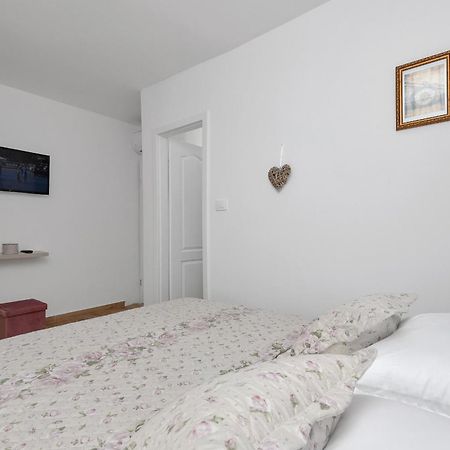 Holiday Home Danica Ozici Bagian luar foto