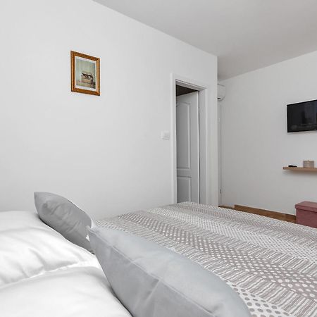 Holiday Home Danica Ozici Bagian luar foto